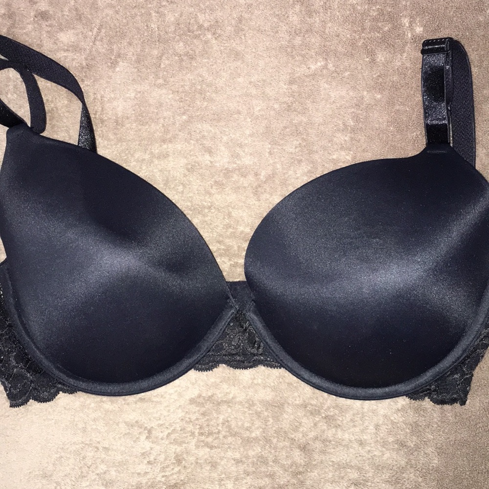 Maidenform black lacy bra 36DD. Like new